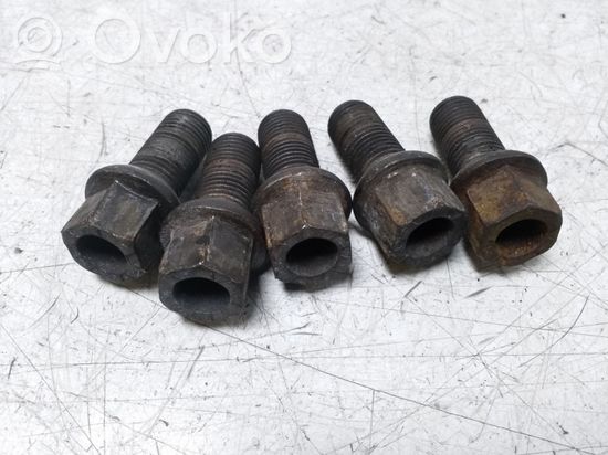Volkswagen PASSAT B7 Nuts/bolts