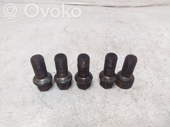 Volkswagen PASSAT B7 Nuts/bolts