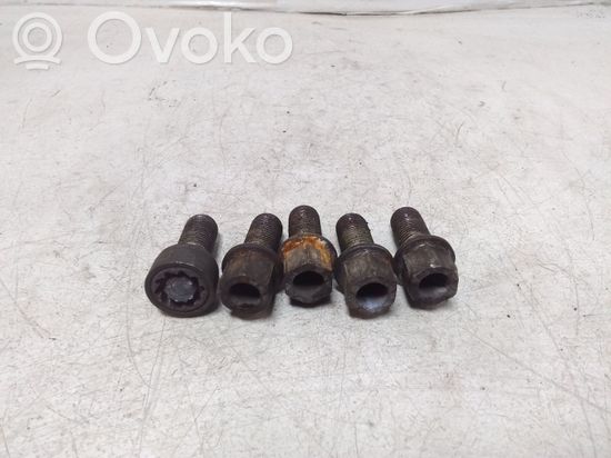 Volkswagen PASSAT B7 Nuts/bolts