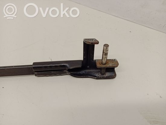 Volkswagen Touran I Front wiper blade arm 1T0955409A