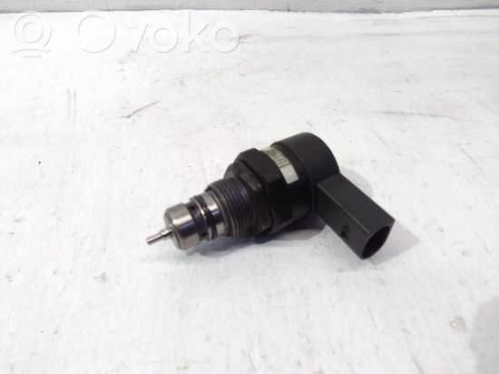 Mercedes-Benz ML W164 Fuel pressure regulator A6110780449 0281002494