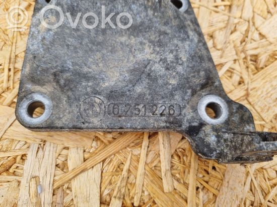 BMW 5 E39 Engine mounting bracket 6751226