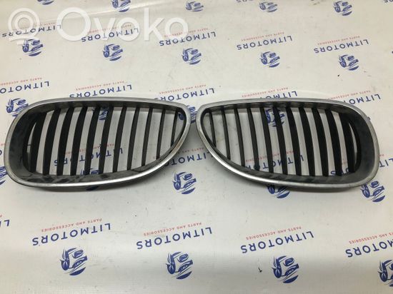BMW 5 E60 E61 Front bumper upper radiator grill 7065701