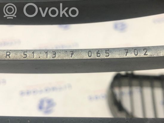 BMW 5 E60 E61 Front bumper upper radiator grill 7065702