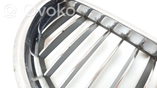 BMW 5 E60 E61 Front bumper upper radiator grill 7027062 7065702