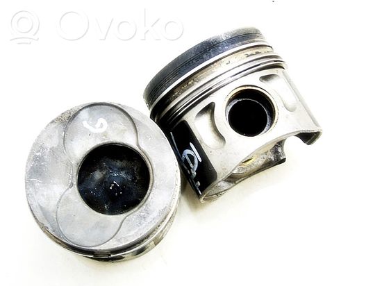 Volkswagen PASSAT B5 Piston