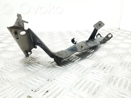 Audi A4 S4 B8 8K Fender mounting bracket 8K0821135C