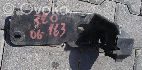 BMW 3 E90 E91 Radiator mount bracket 7117811