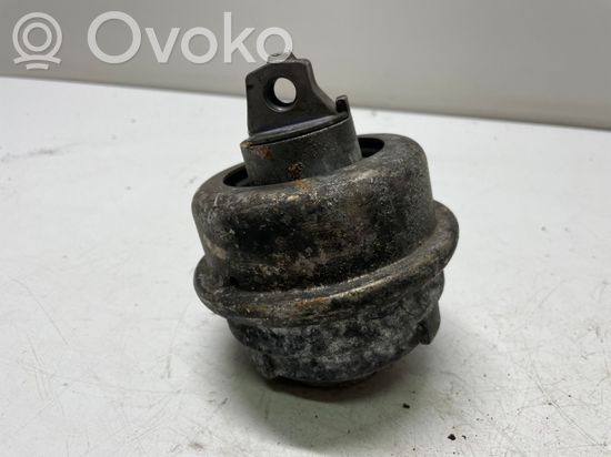 Mercedes-Benz S W222 Engine mount bracket
