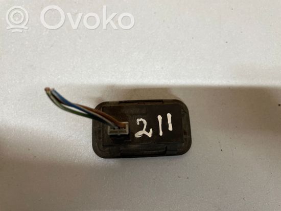 Mercedes-Benz E W211 Tailgate/boot open switch button 2118219551