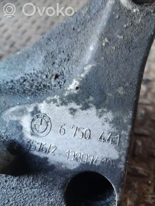 BMW 5 E39 Engine mounting bracket 6750441