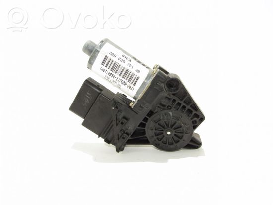 Volkswagen PASSAT B5 Rear door window regulator motor 0130821697