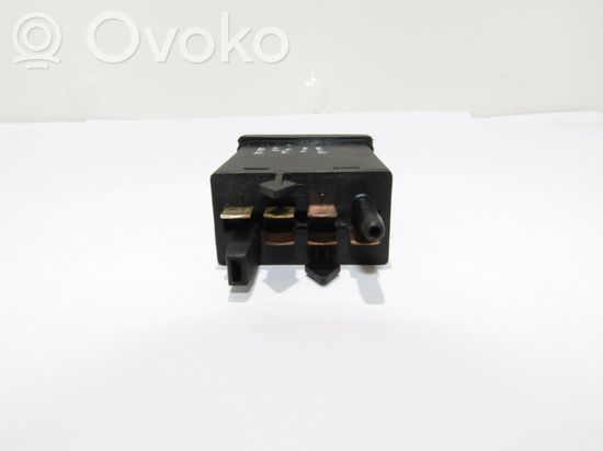 Volkswagen PASSAT B5 Windscreen/window heater switch 3B0959621C
