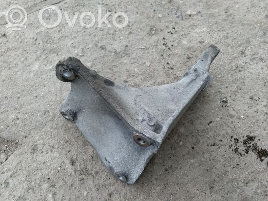 Volkswagen PASSAT B4 Engine mounting bracket