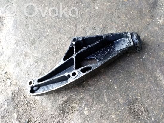 BMW 5 E39 Engine mounting bracket