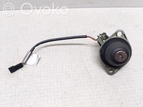 BMW 5 E39 Tailgate exterior lock 83636999