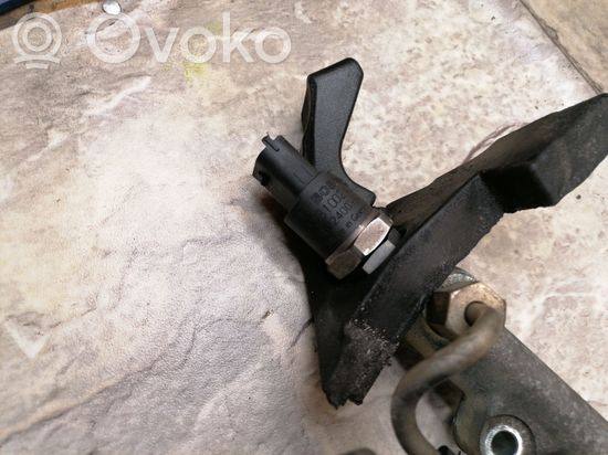 BMW 5 E39 Fuel distributor 028100240 96124003392