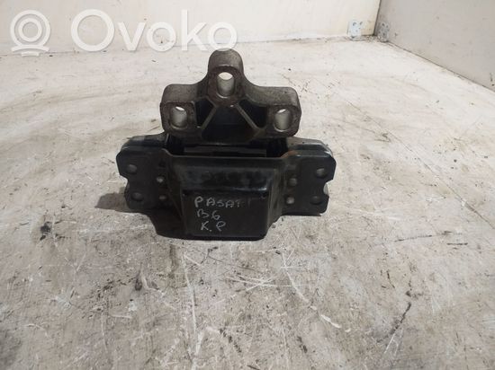 Volkswagen PASSAT B6 Engine mount bracket