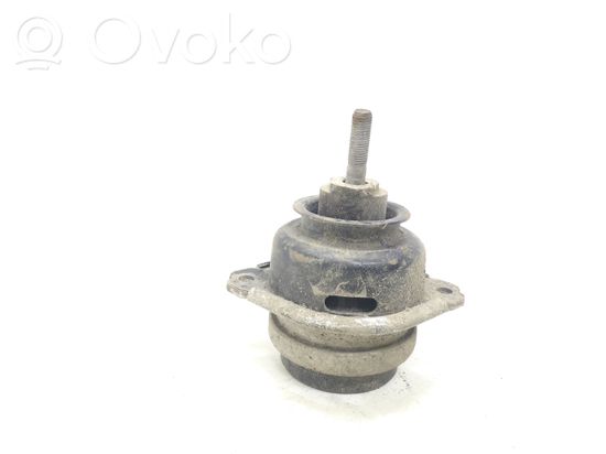 Volkswagen Touareg I Engine mount bracket