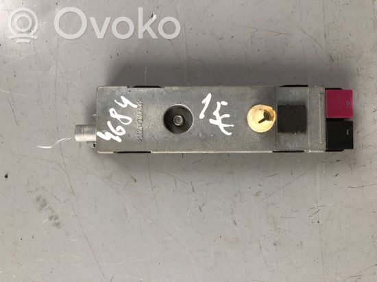 Mercedes-Benz E A207 Aerial antenna amplifier A2048200089