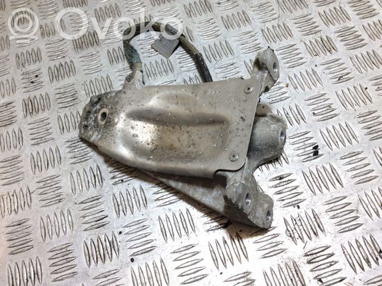 BMW 5 E60 E61 Engine mounting bracket 8770634
