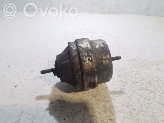 Volkswagen PASSAT B5.5 Engine mount bracket 8D0199382AE