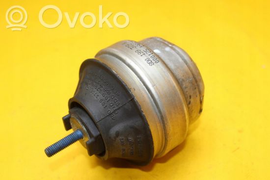 Volkswagen PASSAT B5.5 Engine mount bracket 4B0199379D