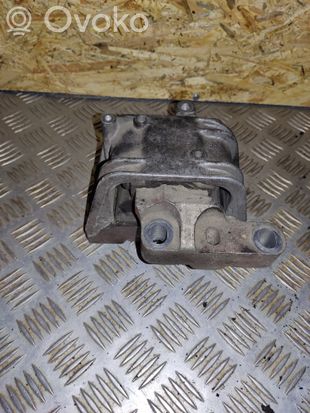 Volkswagen PASSAT B6 Engine mount bracket
