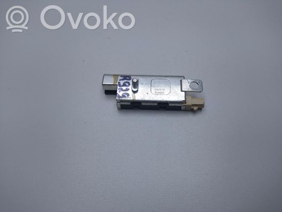 Audi A3 S3 8P Aerial antenna amplifier 8P4035225C R929