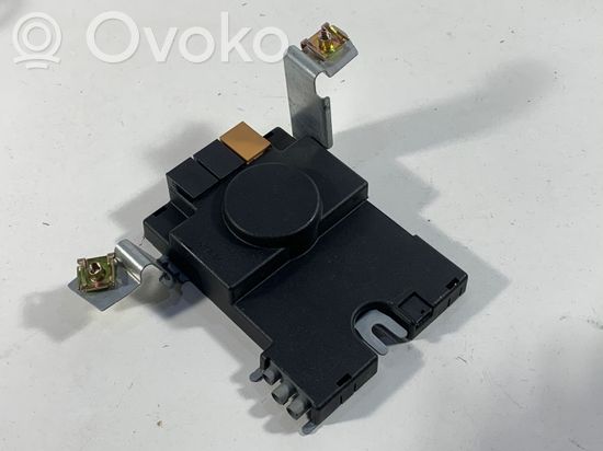 Audi A3 S3 8P Aerial antenna amplifier 8P3035225D