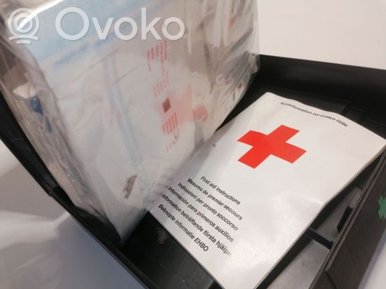 BMW 7 E32 First aid kit DIN13164B