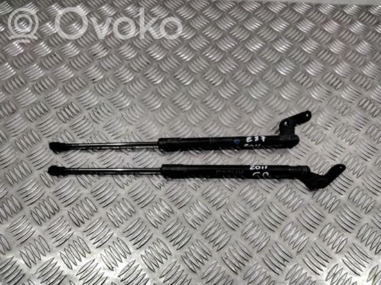BMW 1 E81 E87 Tailgate/trunk strut/damper 7060622 E87HK
