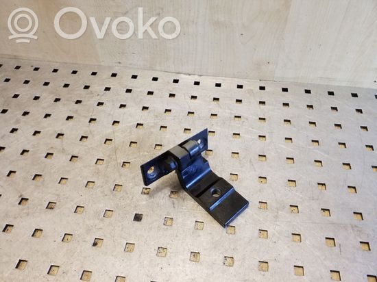 BMW 5 E60 E61 Rear door lower hinge 7068089