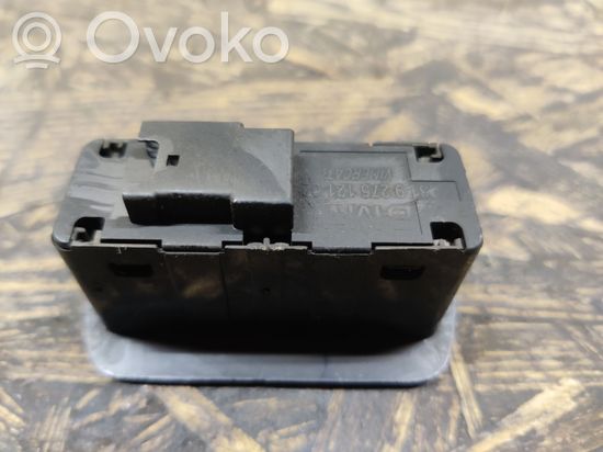 BMW 2 F46 Tailgate/boot open switch button 9275121