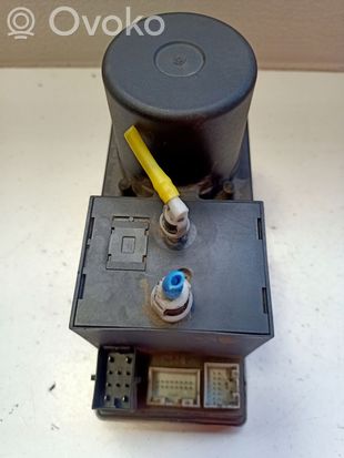 Audi A4 S4 B5 8D Central locking vacuum pump 8D0862257E