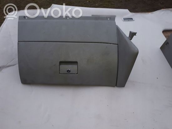 Volkswagen Golf IV Glove box