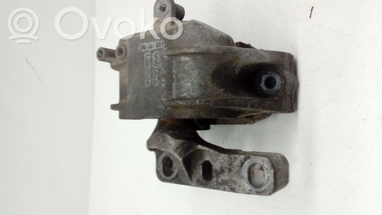 Volkswagen Golf V Engine mount bracket
