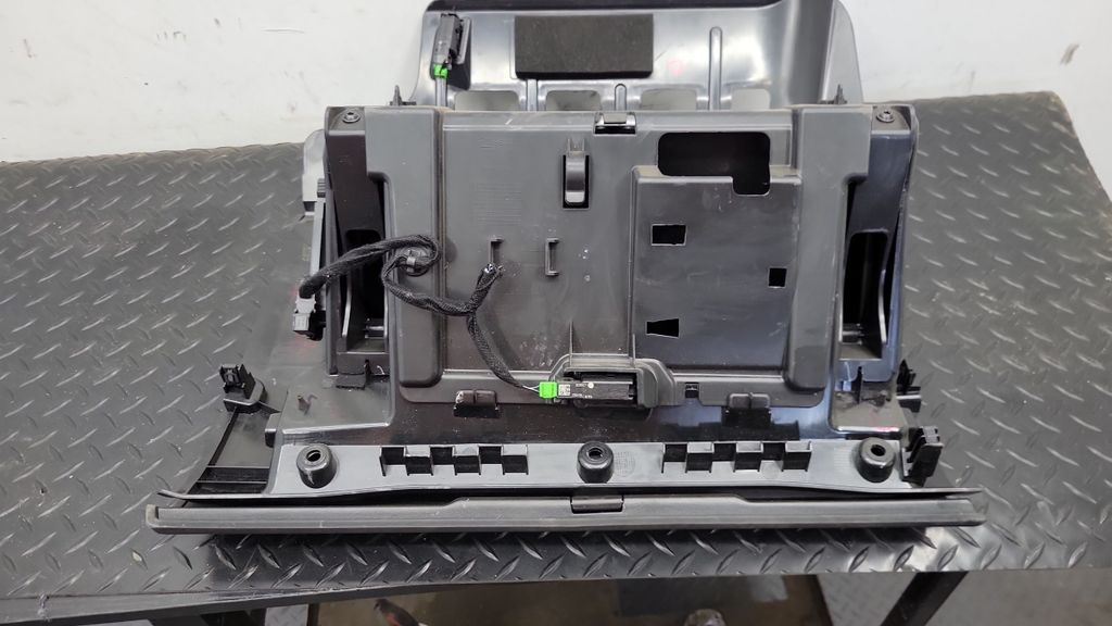Polestar 2 2024 Handschuhfach Glovebox UK RHD 31690525 LIQ4078 - Bild 9 von 10