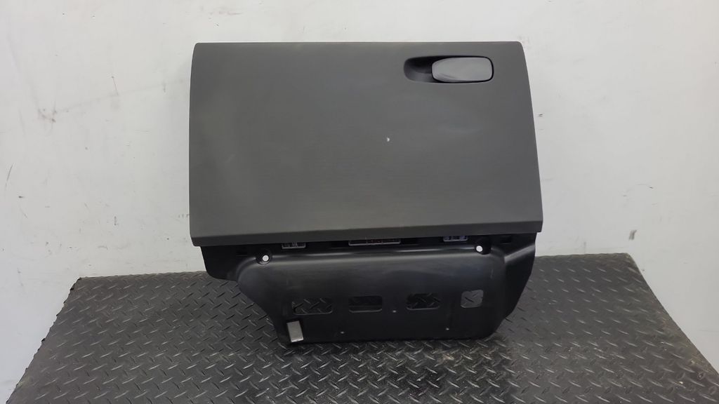 Polestar 2 2024 Handschuhfach Glovebox UK RHD 31690525 LIQ4078