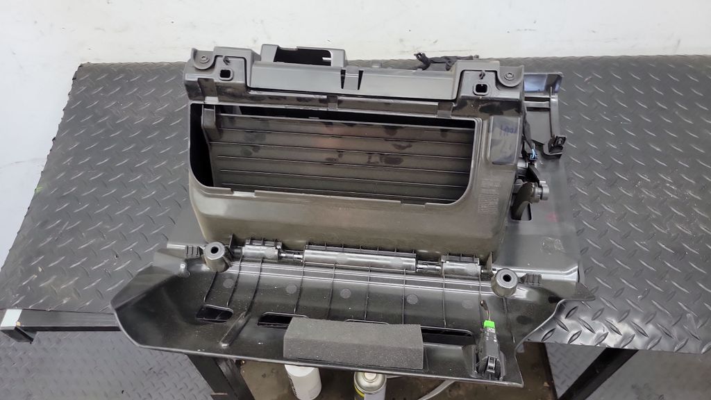 Polestar 2 2024 Handschuhfach Glovebox UK RHD 31690525 LIQ4078 - Bild 10 von 10