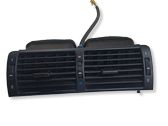 Rejilla de ventilación central del panel