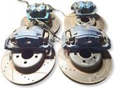 Bremsscheiben und Bremssättel eingestellt