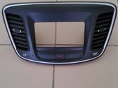 Moldura de la unidad delantera de radio/GPS
