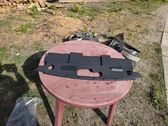 Plaque avant support serrure de capot
