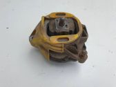 Engine mount vacuum valve