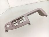 Moldura del asa interna de la puerta delantera