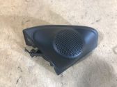 Altavoz de alta frecuencia en la puerta delantera