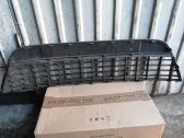 Unteres Gitter dreiteilig vorne