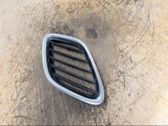 Unteres Gitter dreiteilig vorne