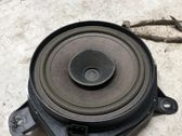 Rejilla moldura del altavoz en la bandeja del maletero